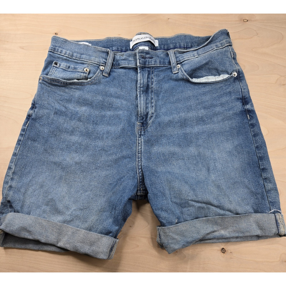 Calvin Klein Denim Shorts Men’s Size 34 Blue Light Wash Straight Leg Rolled